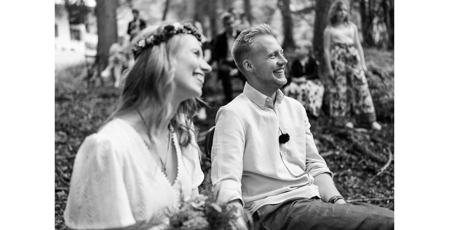 Brautpaar sitzt bei einer freien Trauung im Wald in Grainau, schwarz-weiß Fotografie