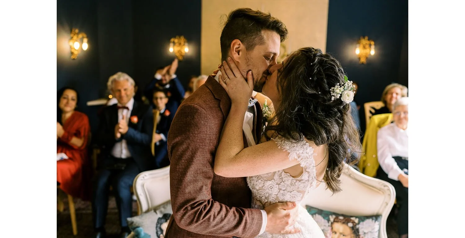 Kuss des Brautpaares nach der Trauung im Königlichen Jagdhaus in Oberstdorf