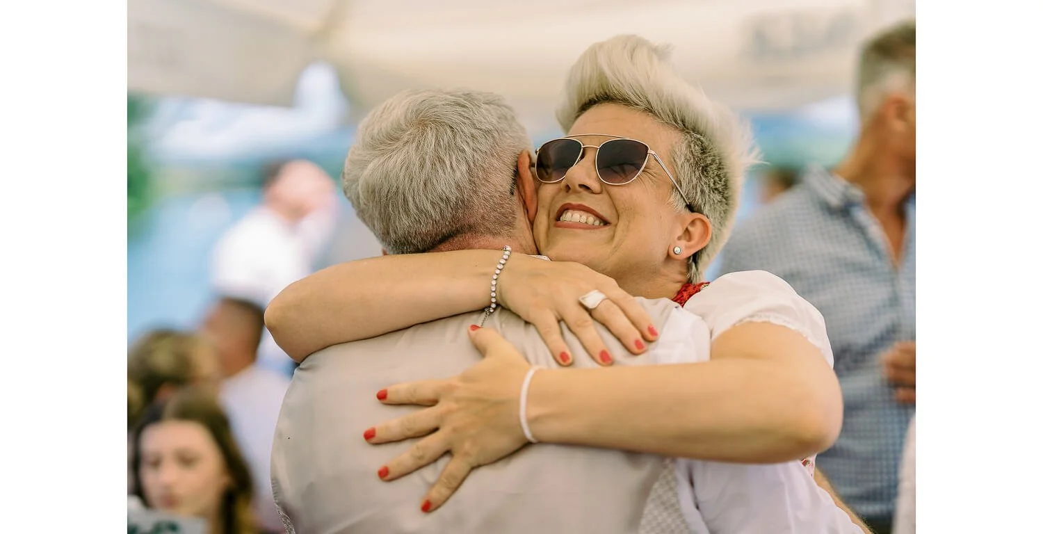 Umarmung eines Gastes nach der standesamtlichen Trauung auf dem Floß in Lechbruck am See