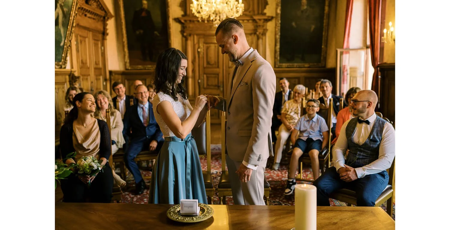Ringtausch bei der standesamtlichen Trauung im Rathaus Kaufbeuren.