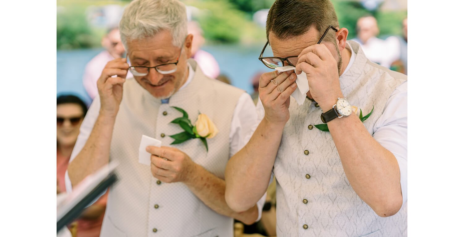Emotionale Momente während der standesamtlichen Trauung auf dem Floß in Lechbruck am See