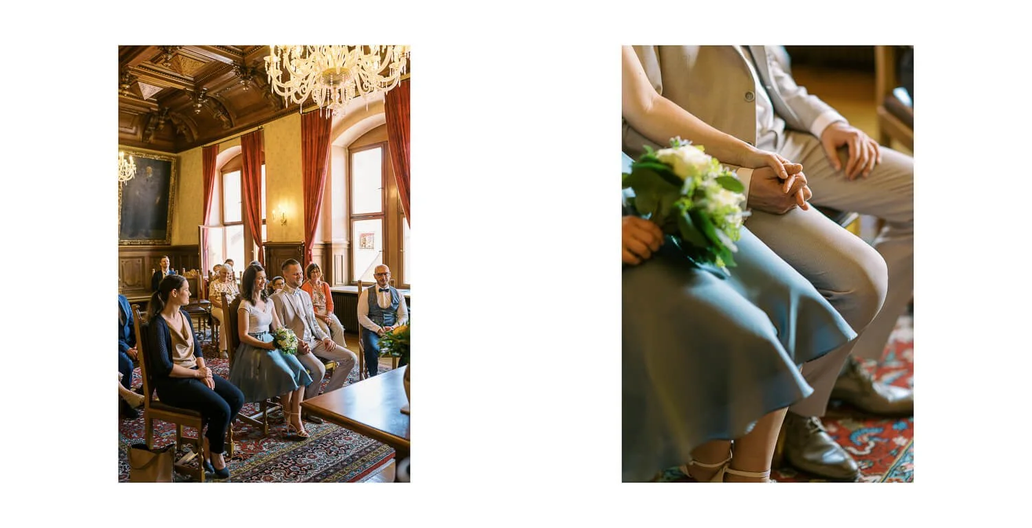 Standesamtliche Trauung im Rathaus Kaufbeuren mit sitzendem Brautpaar und Gästen im historischen Trausaal sowie Detailaufnahme der Hände des Brautpaares während der Zeremonie.