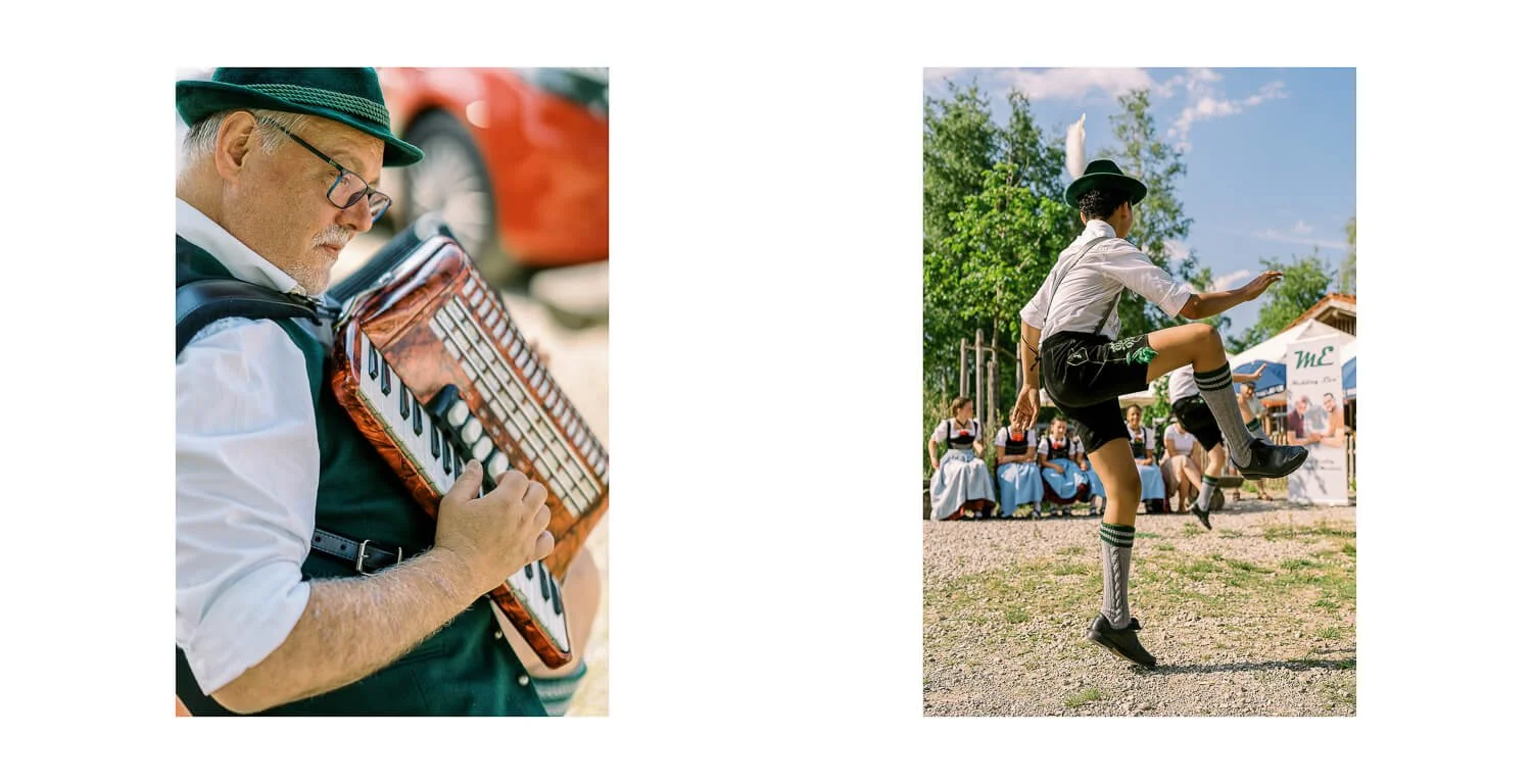 Akkordeonspieler und Schuhplattler in bayerischer Tracht als Programmpunkt bei der standesamtlichen Hochzeit auf dem Floß in Lechbruck am See