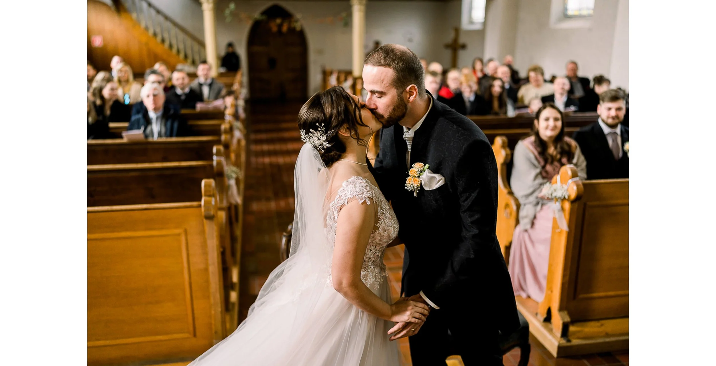 Hochzeit Bad Woerishofen Kirchliche Trauung Herbst Brautpaar der erste Kuss