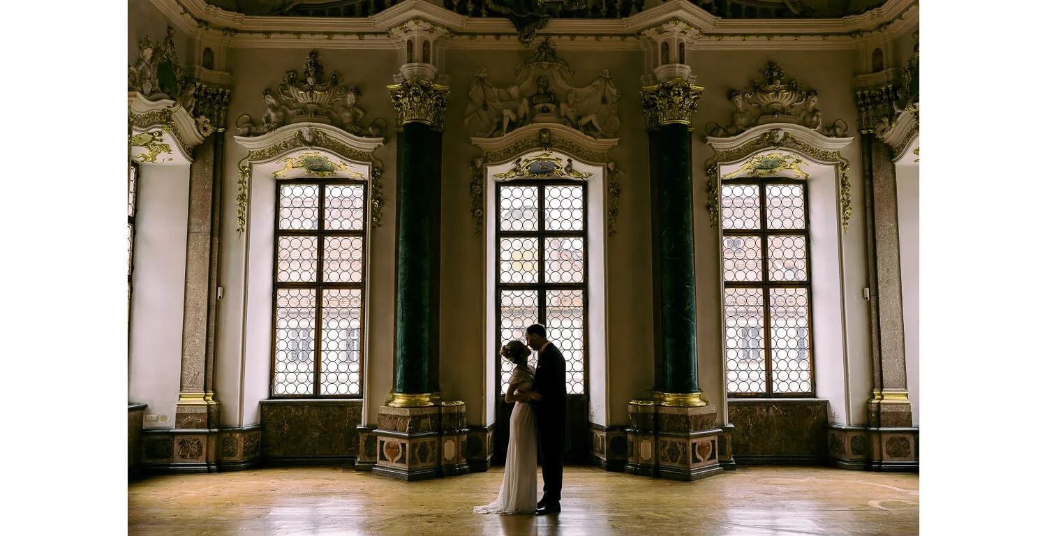 Braut und Bräutigam bei Paarfotos in der Bibliothek des Klosters St. Mang in Füssen