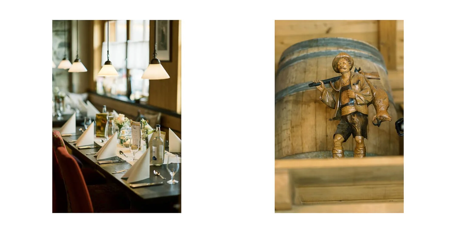 Gedeckter Hochzeitstisch für die Hochzeitsfeier in der Location Hubertus Apfeltrang sowie dekorative Holzfigur im Innenraum des Gasthofs