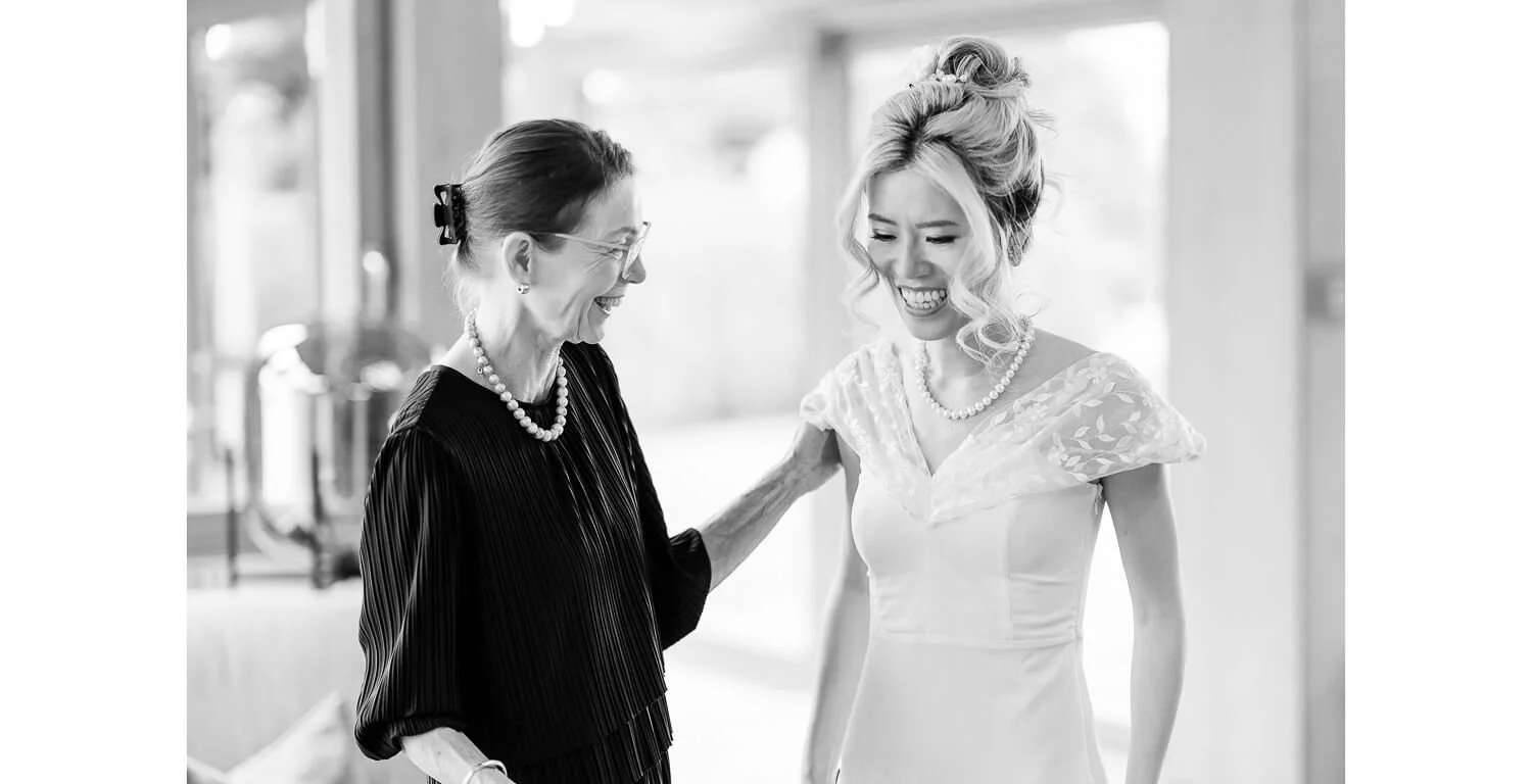 Braut mit einem Familienmitglied beim Getting Ready im Hotel König Ludwig in Schwangau