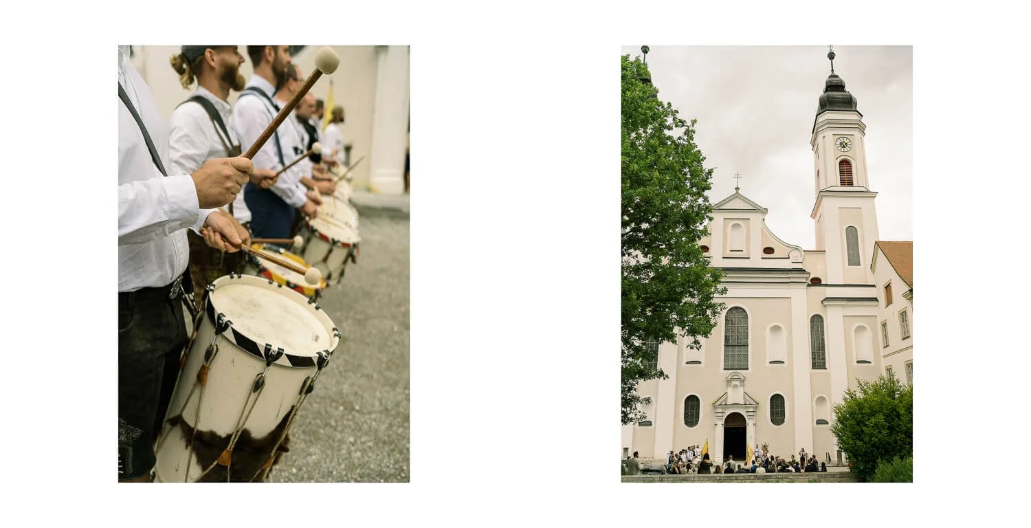 Trommler stehen Spalier vor der Kirche im Kloster Irsee, Außenansicht der Kirche mit Hochzeitsgästen nach der Trauung