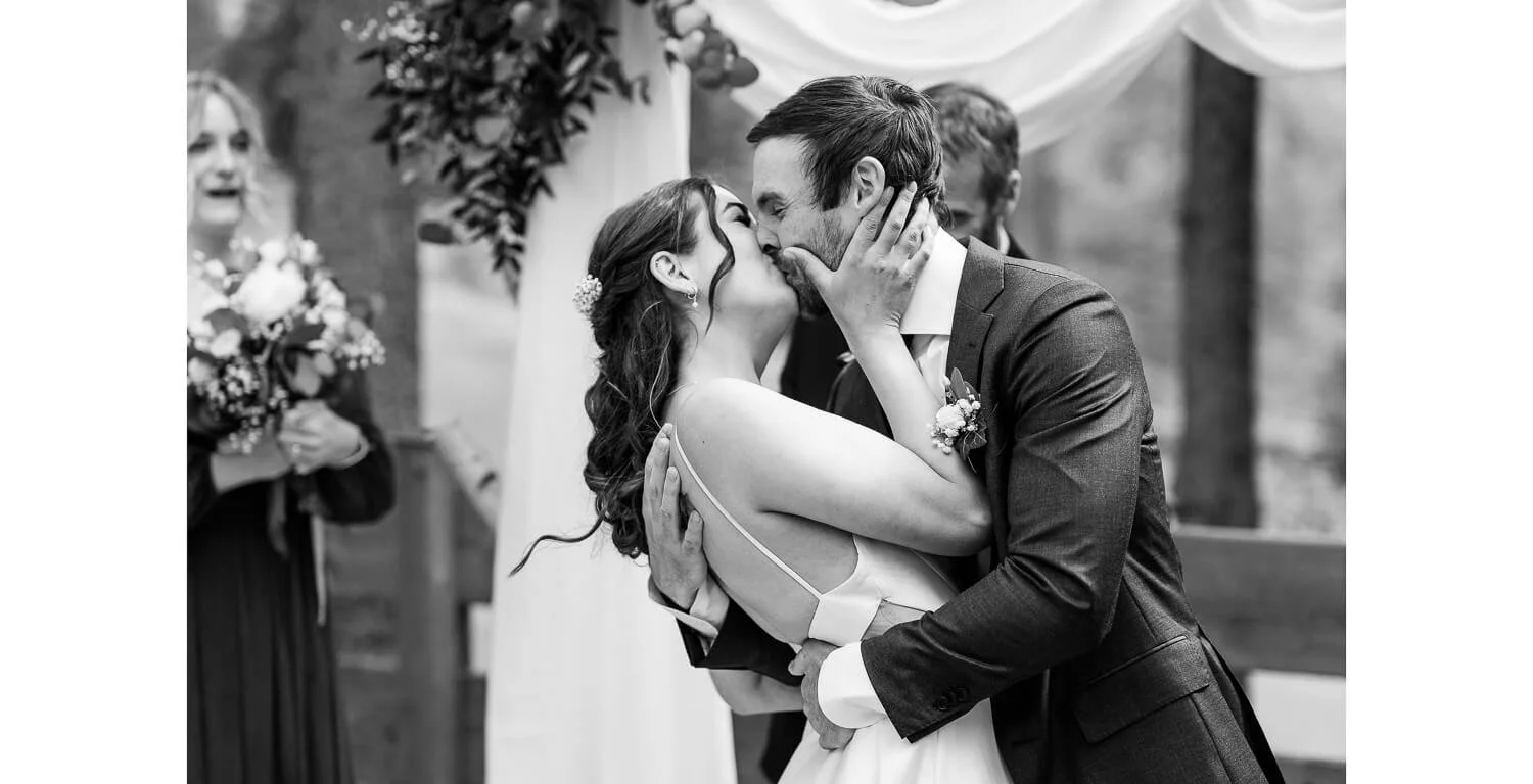 Erster Kuss nach dem Ja-Wort bei der freien Trauung auf der Terrasse der Gamsalm in Ehrwald, emotionale Hochzeit mit Bergkulisse in Tirol.