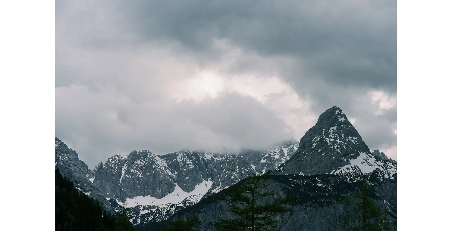 Berglandschaft nahe der Zugspitze bei Ehrwald mit Wolken und wechselhaftem Wetter am Hochzeitstag.