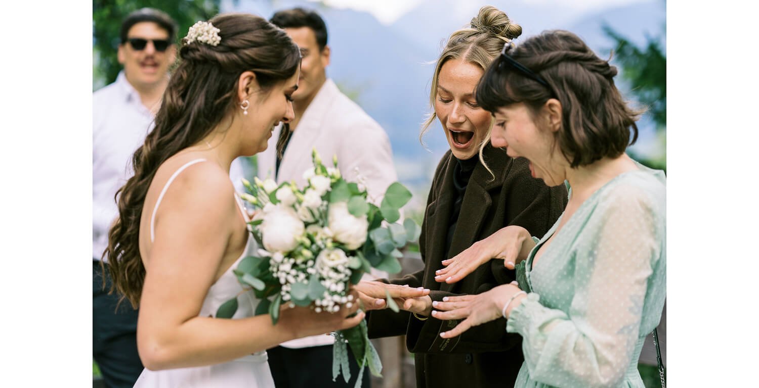 Brautjungfern reagieren emotional auf den Ehering bei einer freien Trauung in Ehrwald mit Blick auf die Zugspitze.