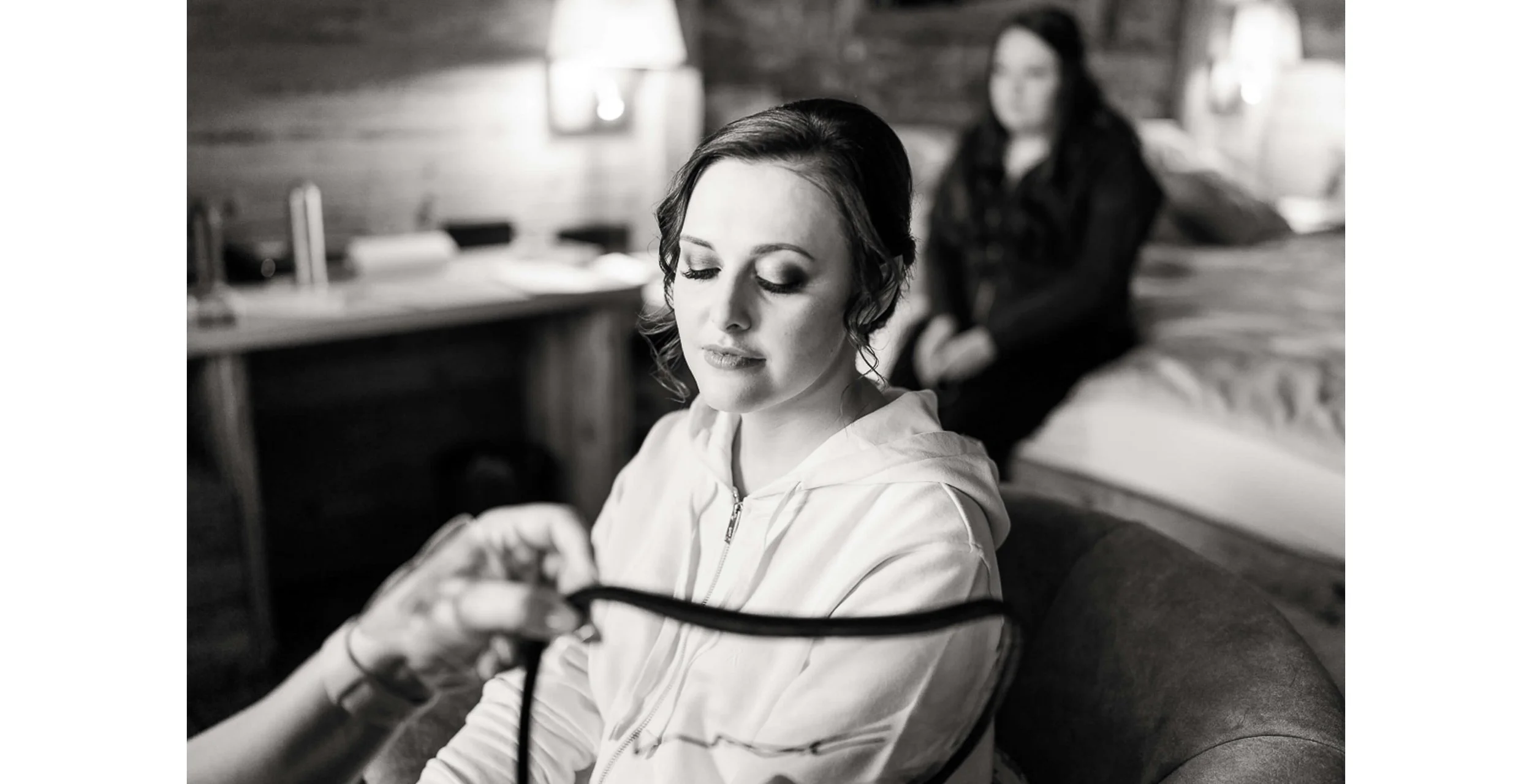 Hochzeit Bad Woerishofen Fotoshooting Braut Getting Ready Vorbereitungen Rustikal Hotel Adler Schwarz-Weiss Make-up