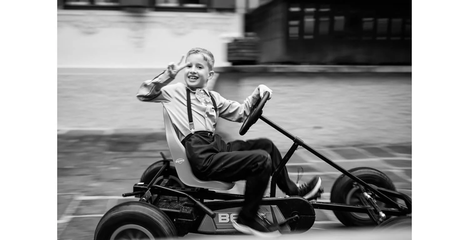 Kind fährt mit einem Gokart während der Hochzeitsfeier in Grainau