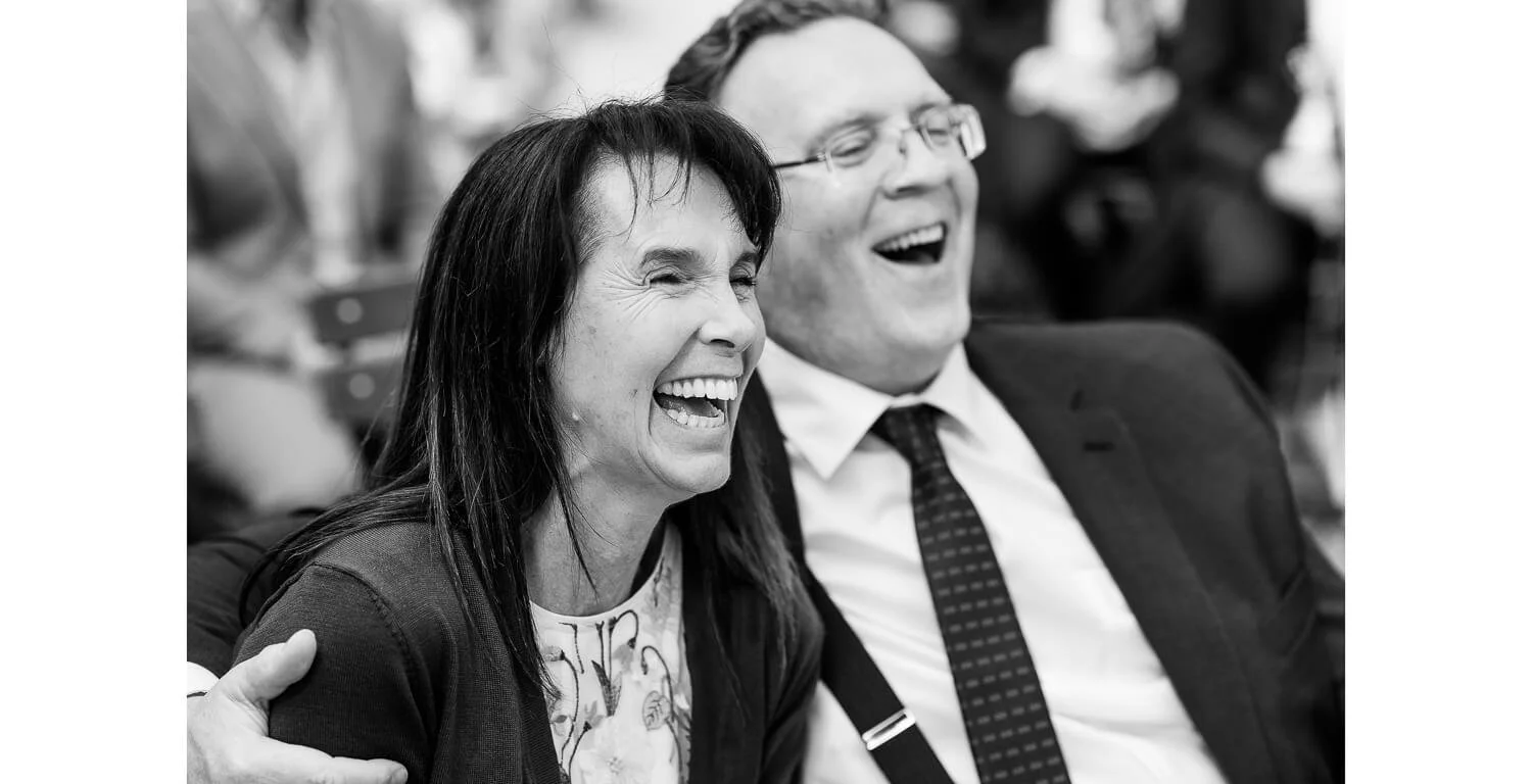Emotionale Reaktion der Hochzeitsgäste während der freien Trauung auf der Terrasse der Gamsalm in Ehrwald, Tirol.