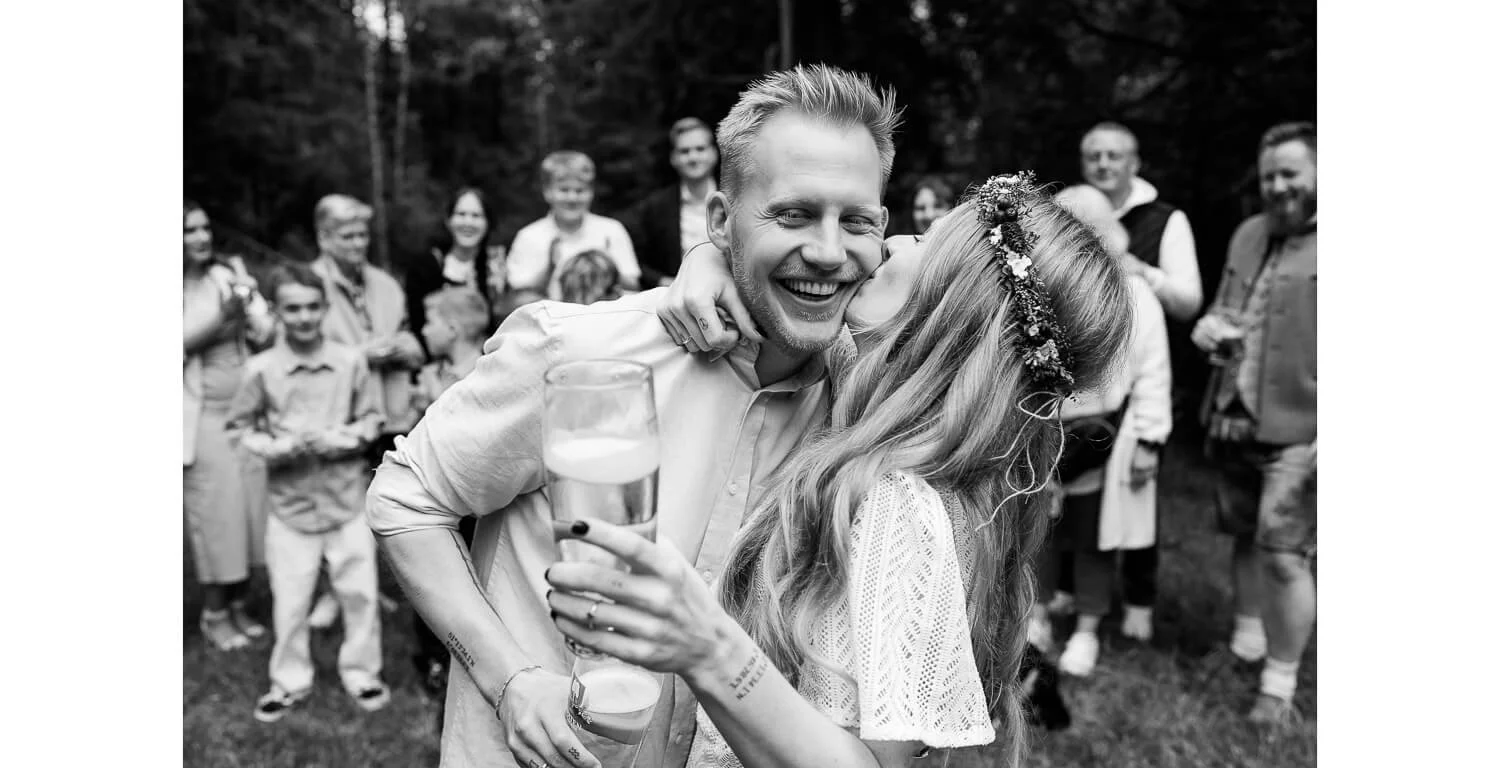 Brautpaar stößt nach der freien Trauung im Wald in Grainau mit Gästen an