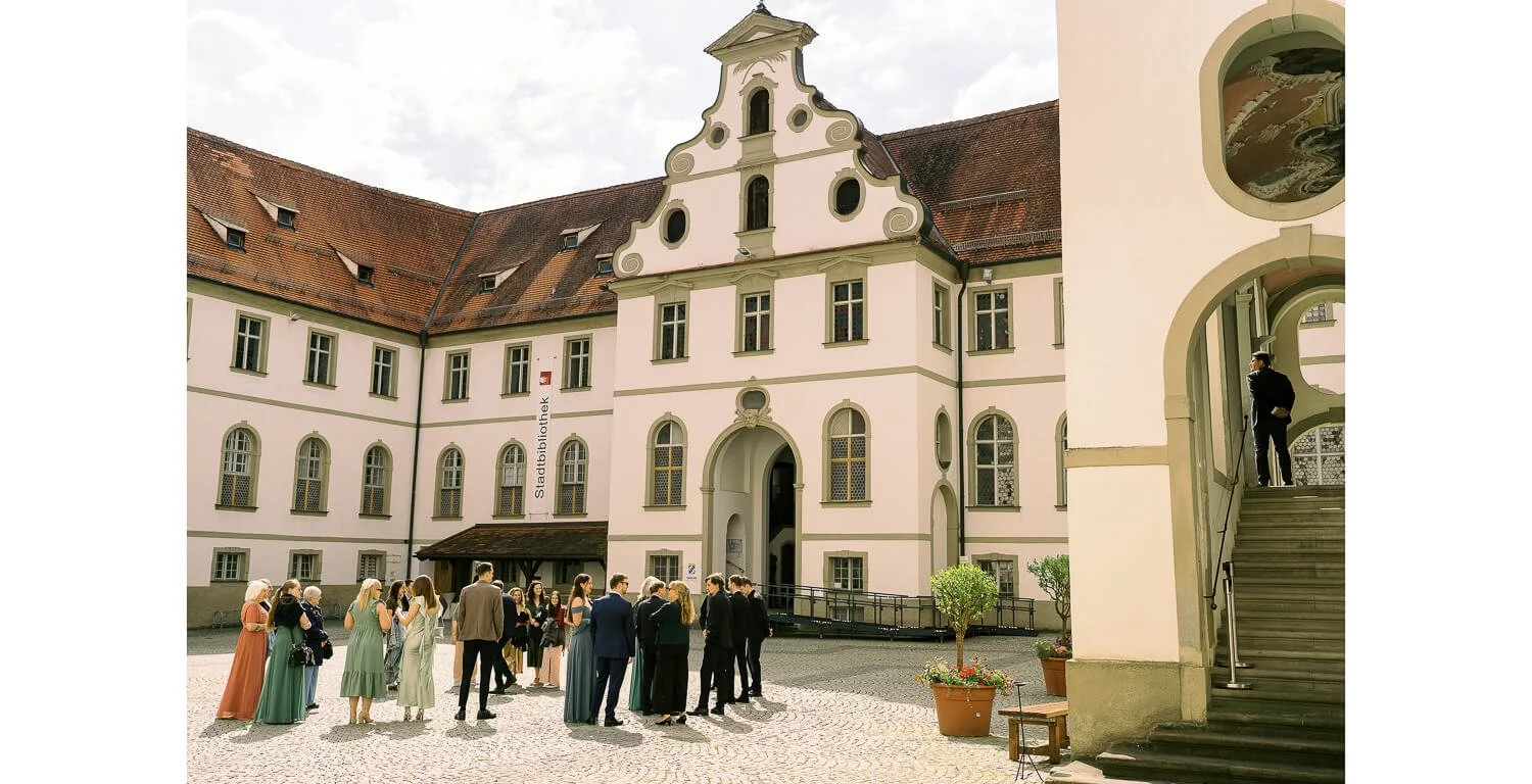 Innenhof des Barockklosters St. Mang in Füssen nach der standesamtlichen Trauung im Kaisersaal