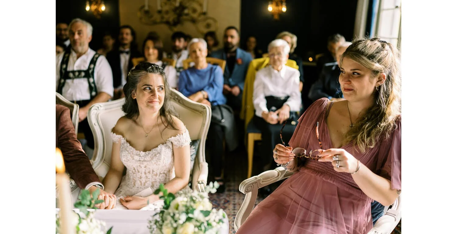 Braut während der Trauung im Blauen Saal des Königlichen Jagdhauses in Oberstdorf mit Gästen im Hintergrund