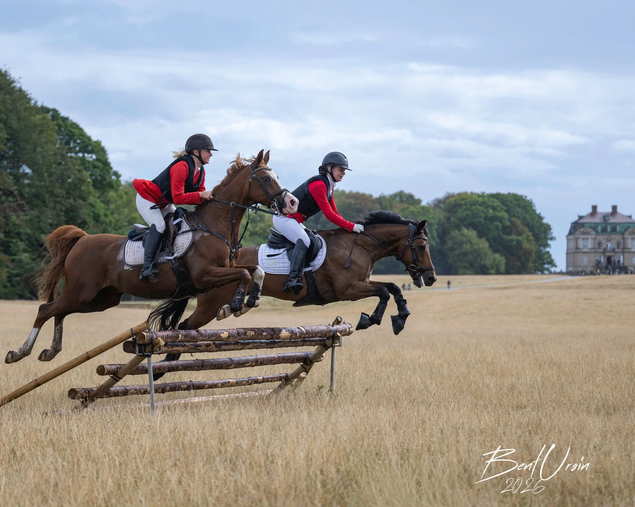 S&aring; var efter&aring;rs jagts&aelig;sonen endeligt skudt i gang. Fantastisk smuk begynderjagt i Dyrehaven s&oslash;ndag 23/8. Vi gl&aelig;der os allerede til n&aelig;ste s&oslash;ndag! ☀️🤠 Fotograf: Bent Ursin 
#foxhunting #dyrehaven #huntinglif
