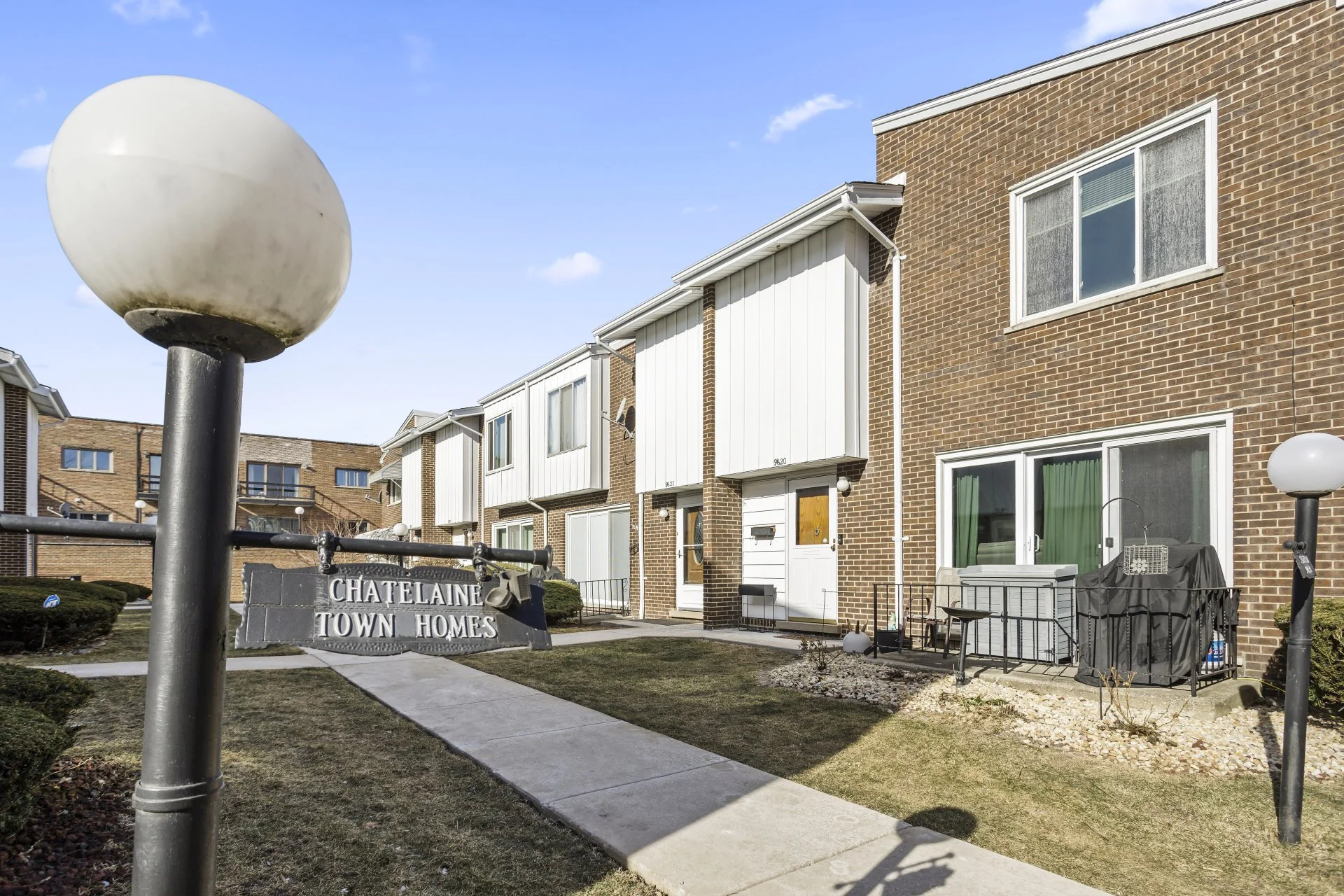 Townhome 2 bed/1.5 bath, NSE facing unit with tons of sun in Oak Lawn