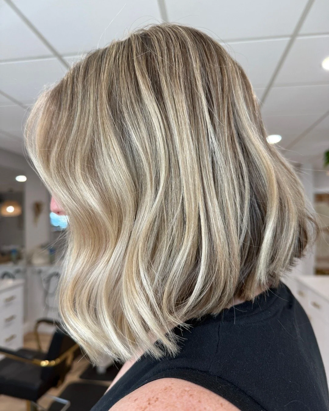 Chic blonde bob magic by @stylesbysarahf 💫💛