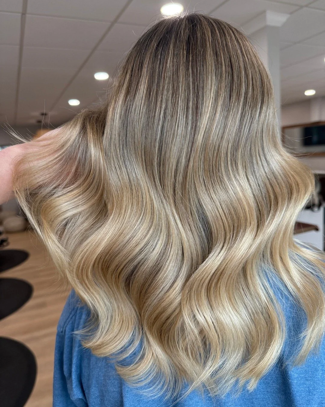 Effortless sun-kissed vibes that grow out beautifully and glow in every light ✨ This lived-in blonde by @stylesbysarahf is all about natural movement, soft dimension, and that perfect mix of warmth and brightness.