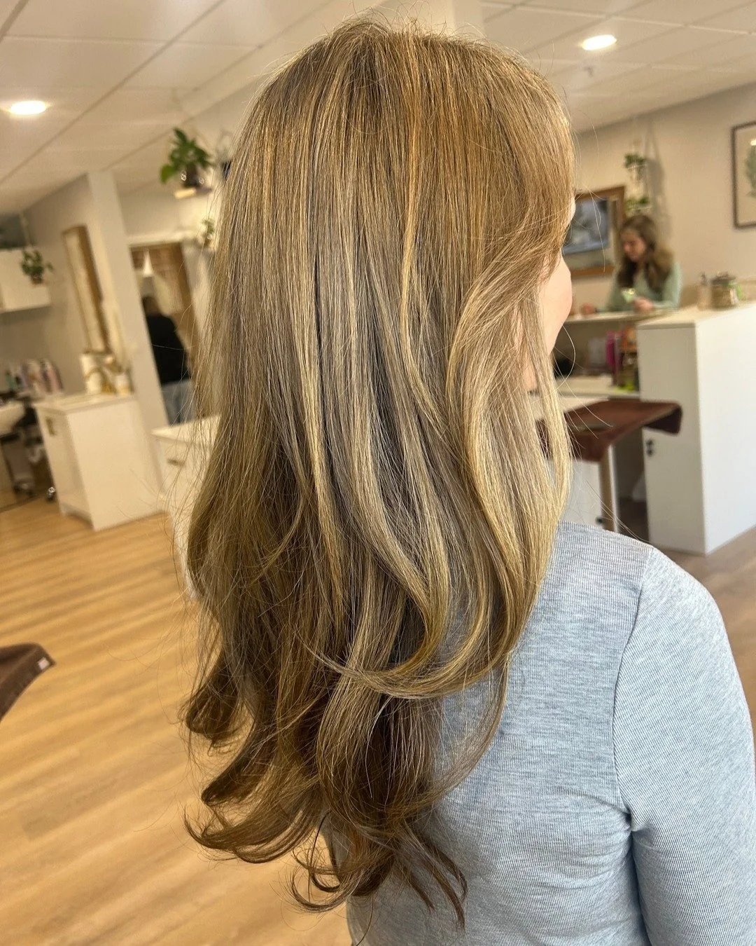 Vibrance that turns heads and movement that feels alive ✨ Every detail, every strand perfected by @hairxzoie