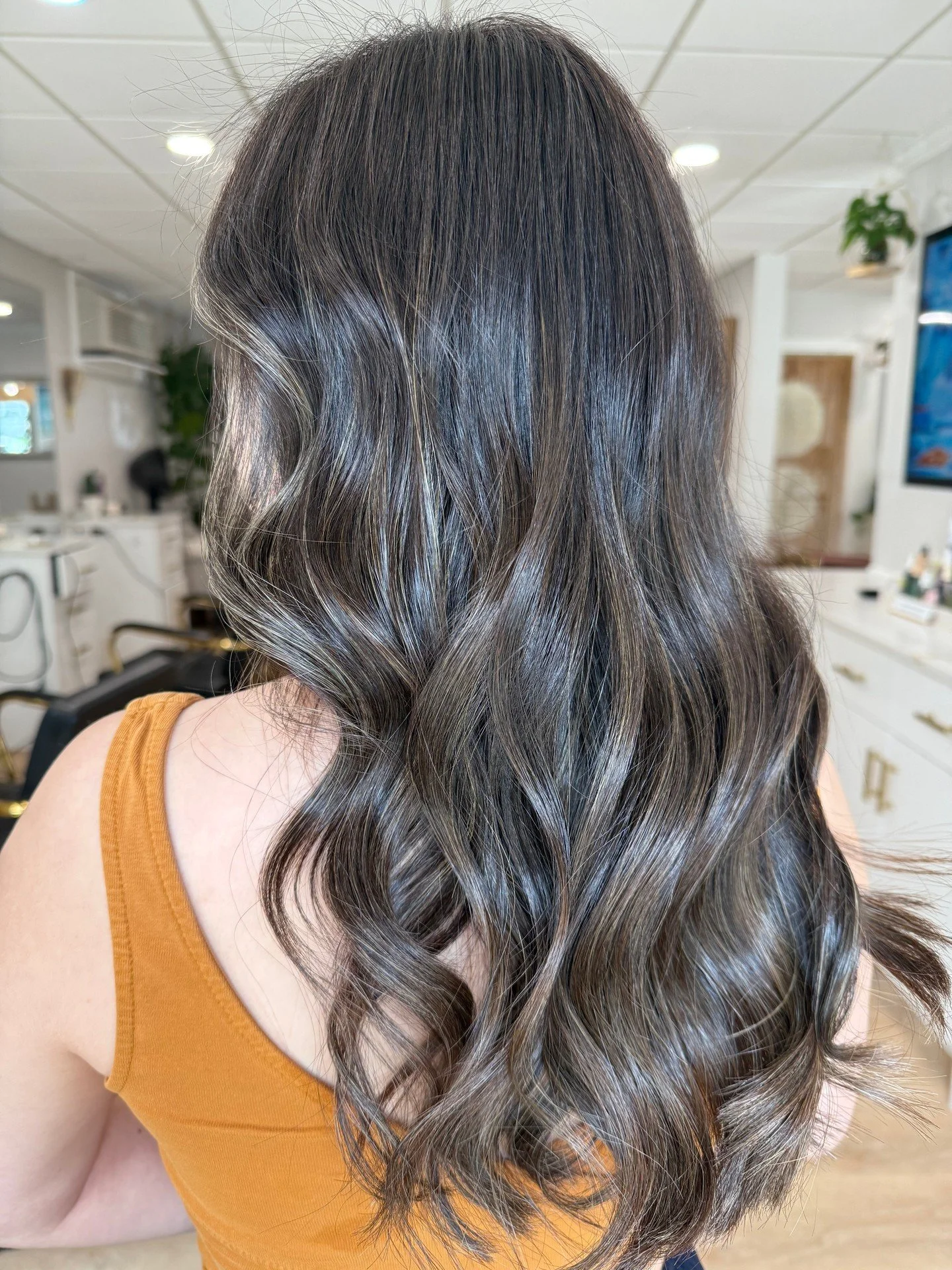 Proof that brunettes have just as much fun 😉 Color refresh &amp; shine for days by @stylesbysarahf