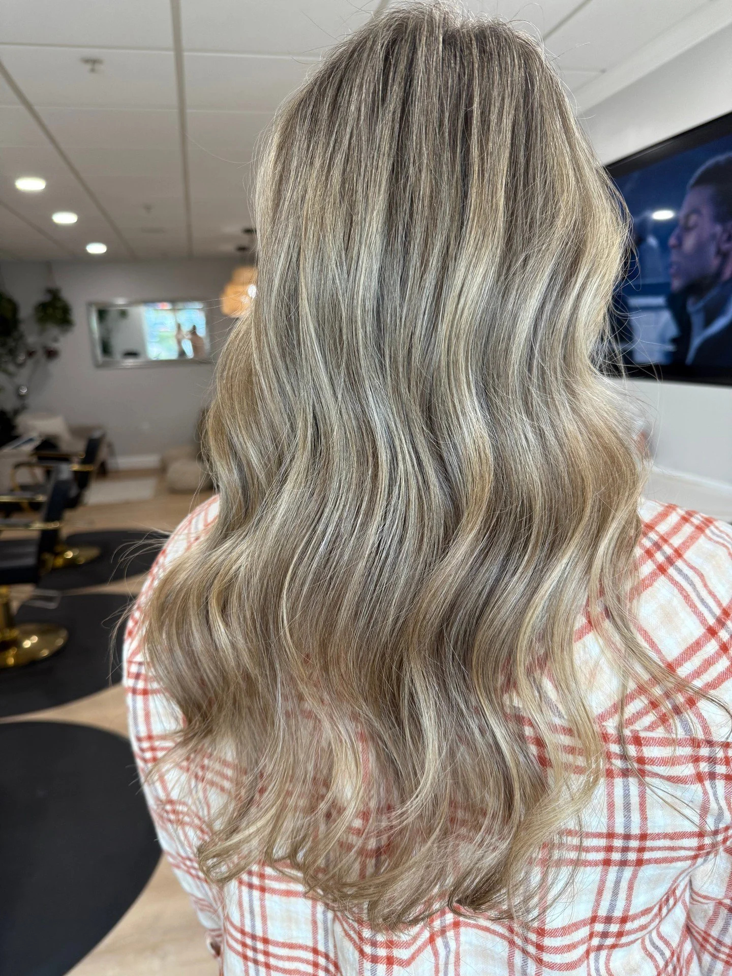 Not too dark, not too light, just perfectly in between. This bronde blends warm dimension with a natural glow that feels timeless 💫