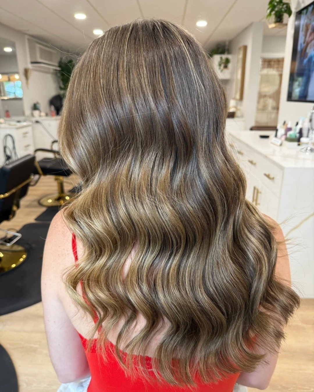 A little warmth, a little brightness &mdash; the perfect b r o n d e blend by @hair.by.emily.swinamer ✨