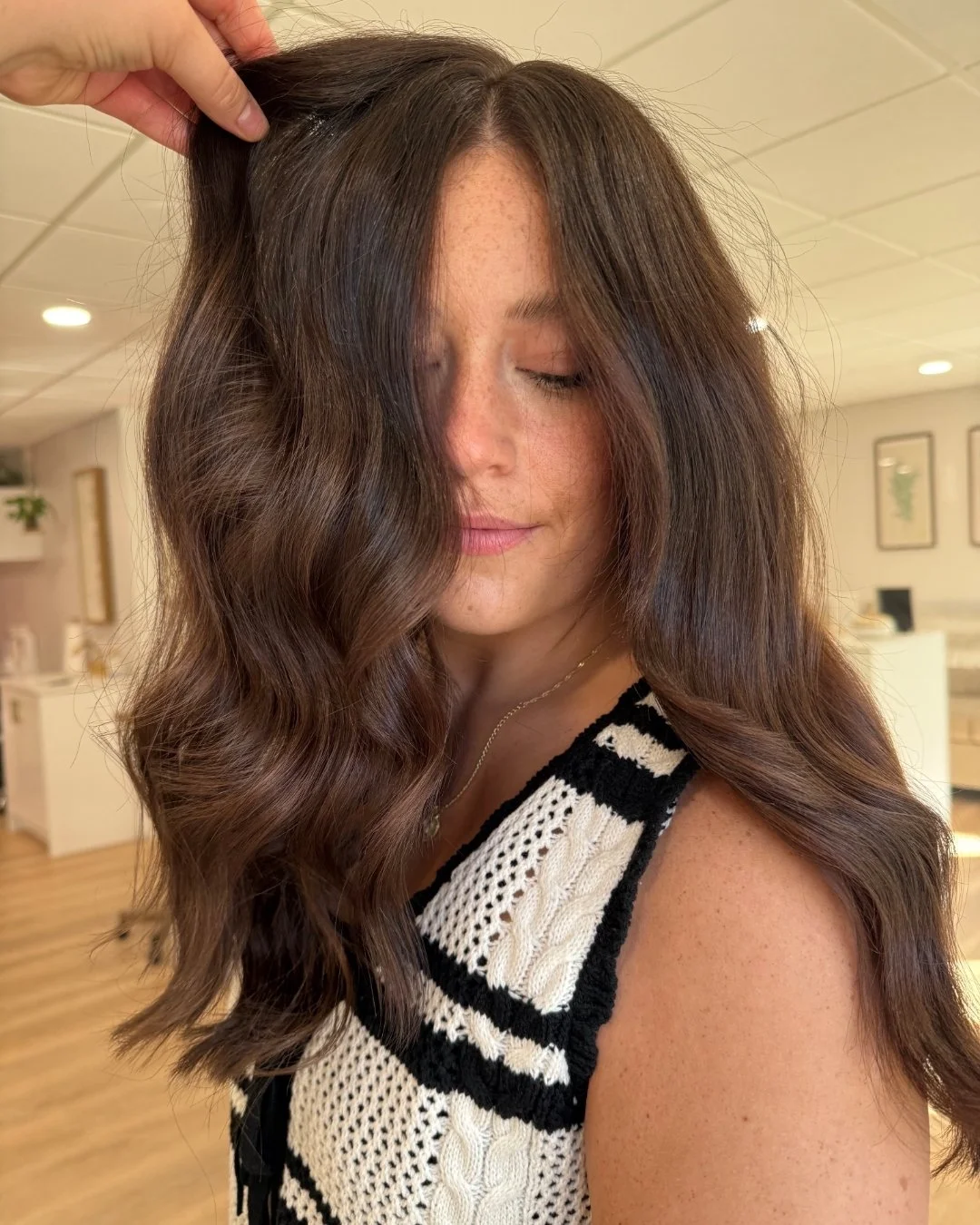 Rich, glossy, and effortlessly dimensional &mdash; this brunette by @hairxzoie is giving all the cozy-chic vibes 🤎💫