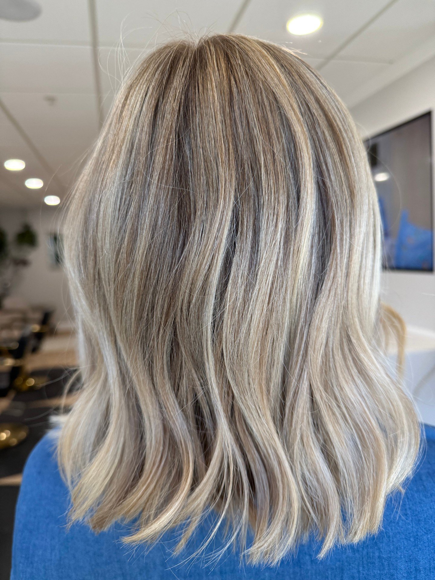 Short, bright, and ready for the winter months ✨ Just because it&rsquo;s cold outside doesn&rsquo;t mean you have to go dark &mdash; let your blonde shine all season long!

Book an appt 💫 link in bio