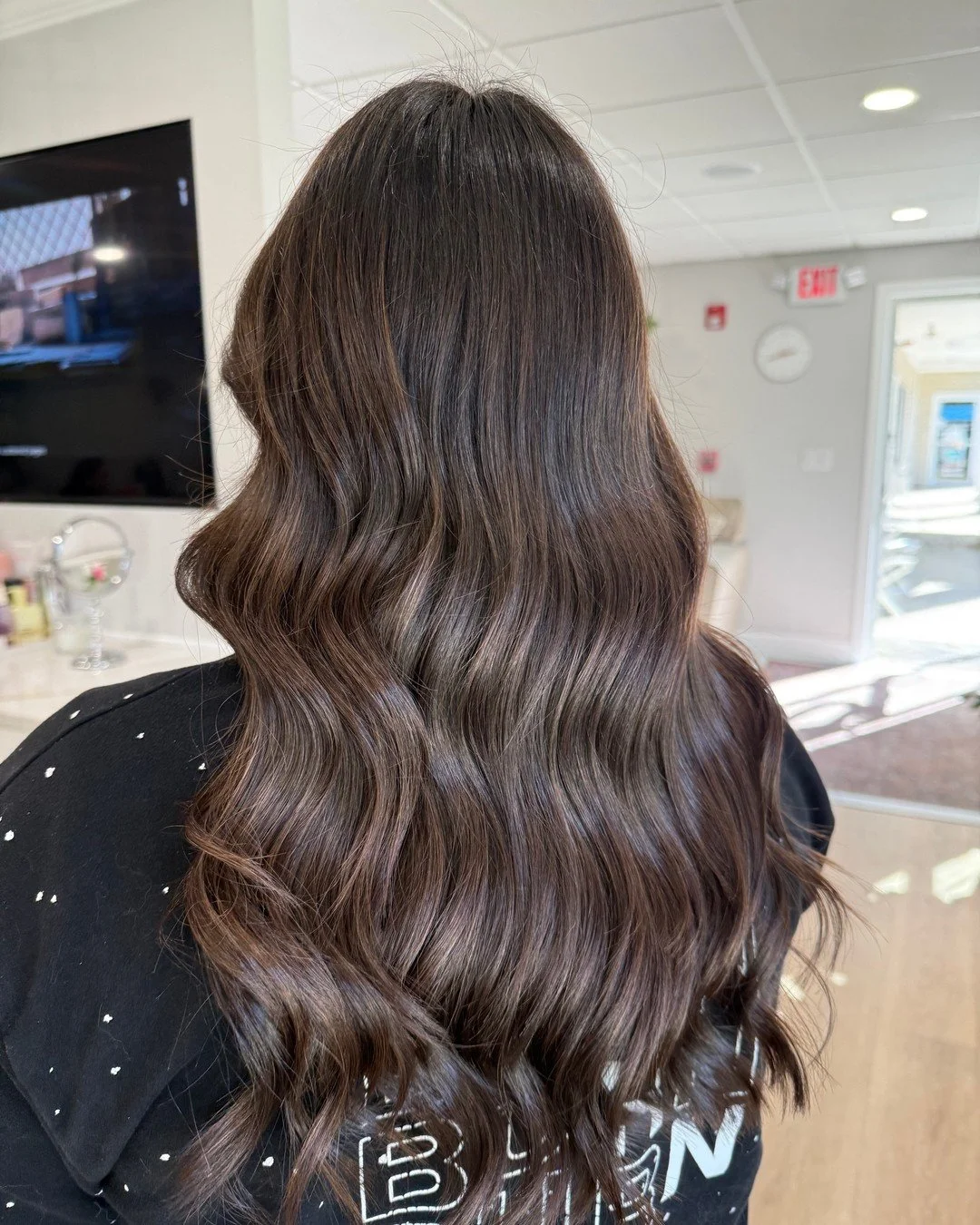 Rich, dimensional tones and flowing length &mdash; the perfect long brunette refresh to keep your hair cozy, glossy, and glowing through the winter months.

Holiday books are filling up! Snag an appt now -- link in bio ✨