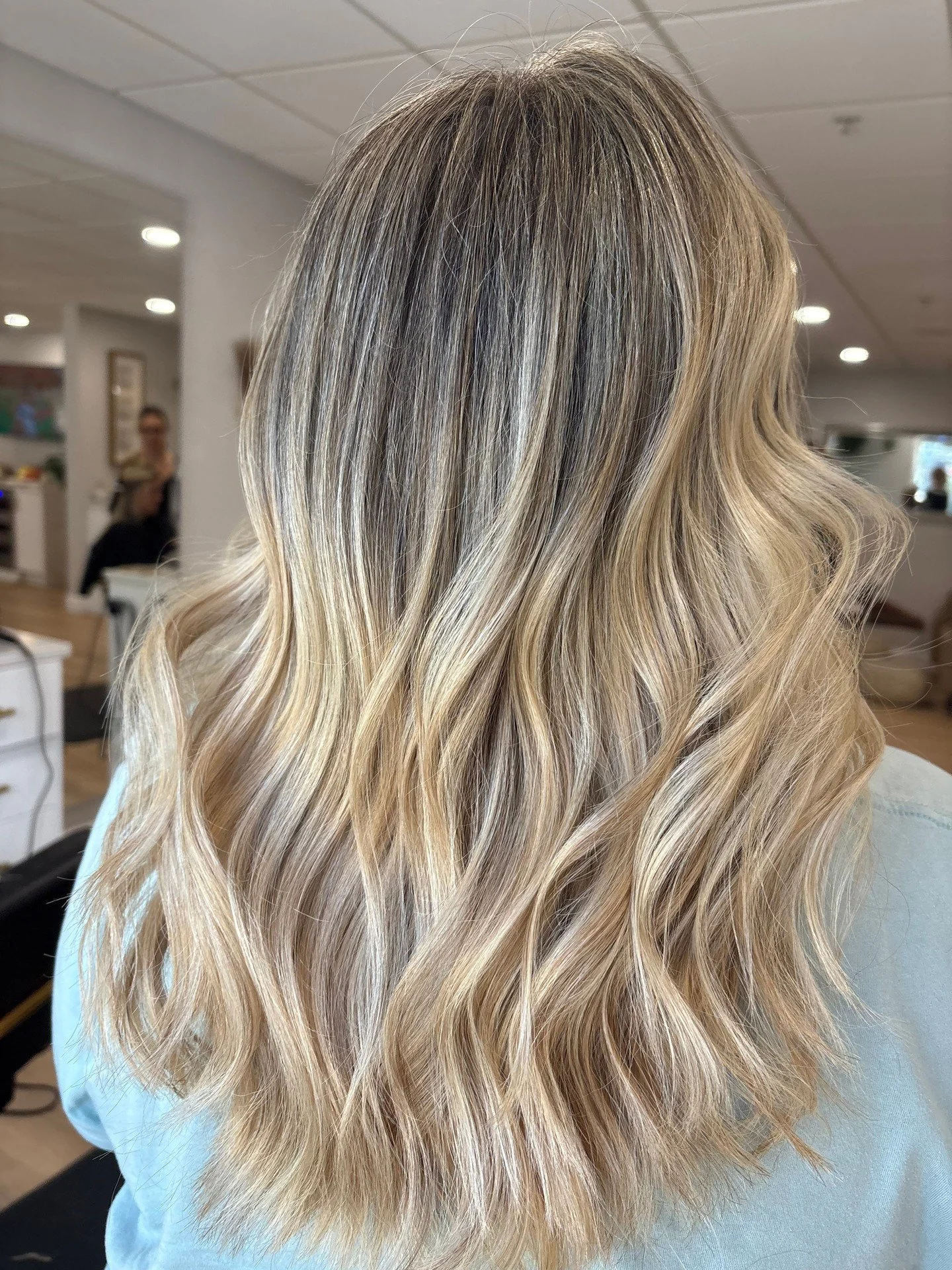 Blonde done right 🤍 Perfectly blended roots by @blondedbyzo for a seamless grow out 🌿