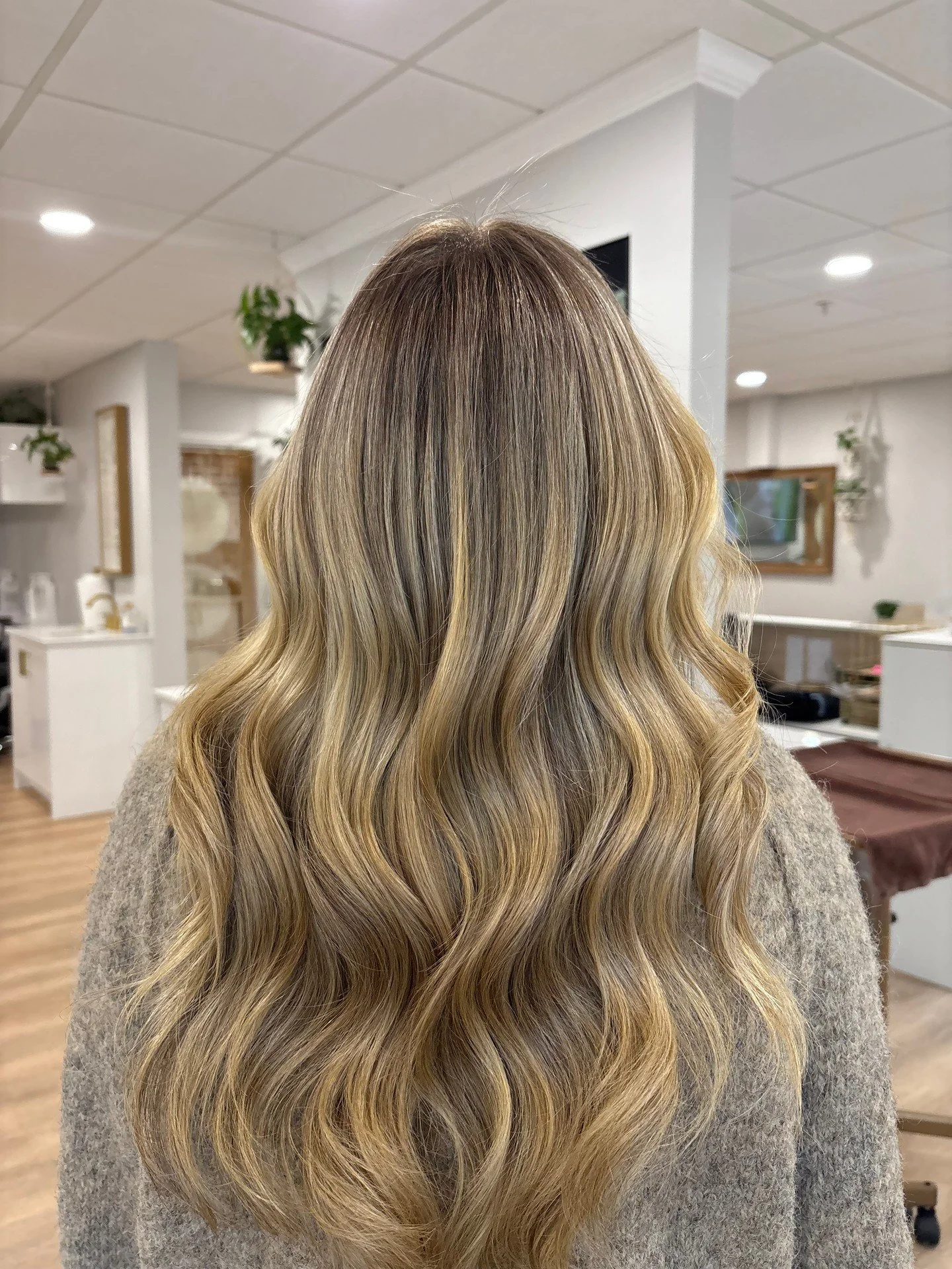 Fall tones, soft light, and all the blonde magic you need this season ✨ By @blondedbyzo