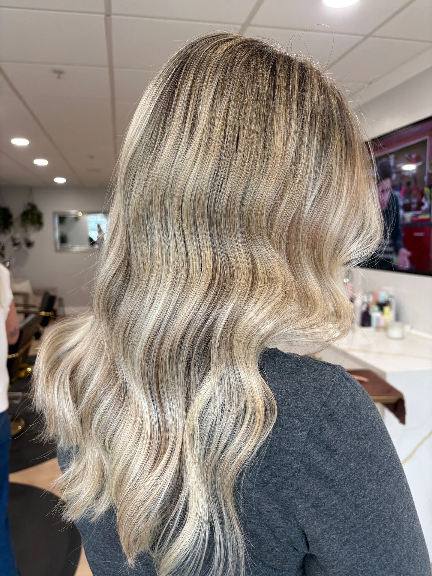 Ringing in the New Year with soft, luminous blonde vibes ✨
Created by @stylesbysarahf