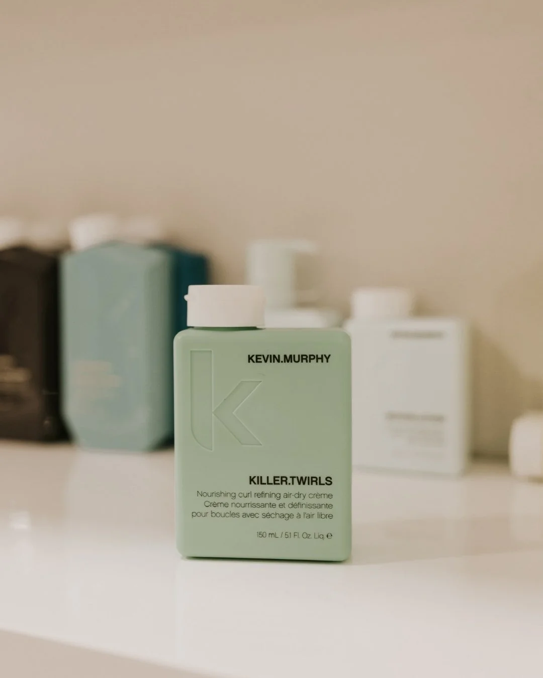 Big curl energy ✨ killer.twirls by @kevinmurphyhair, available in-salon 💫