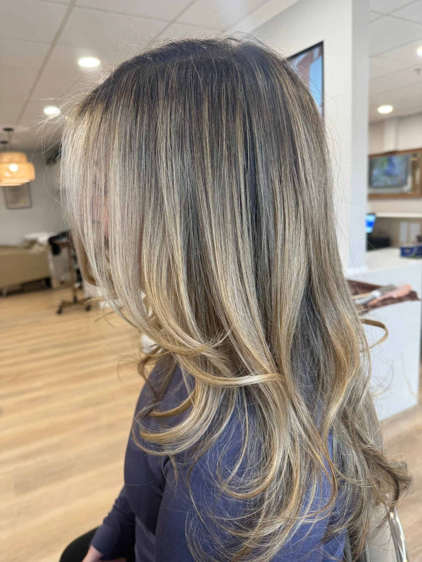 Seamless blend with that effortlessly lived-in magic ✨

Soft, dimensional, and made to grow out beautifully 💫 By @hairxzoie
