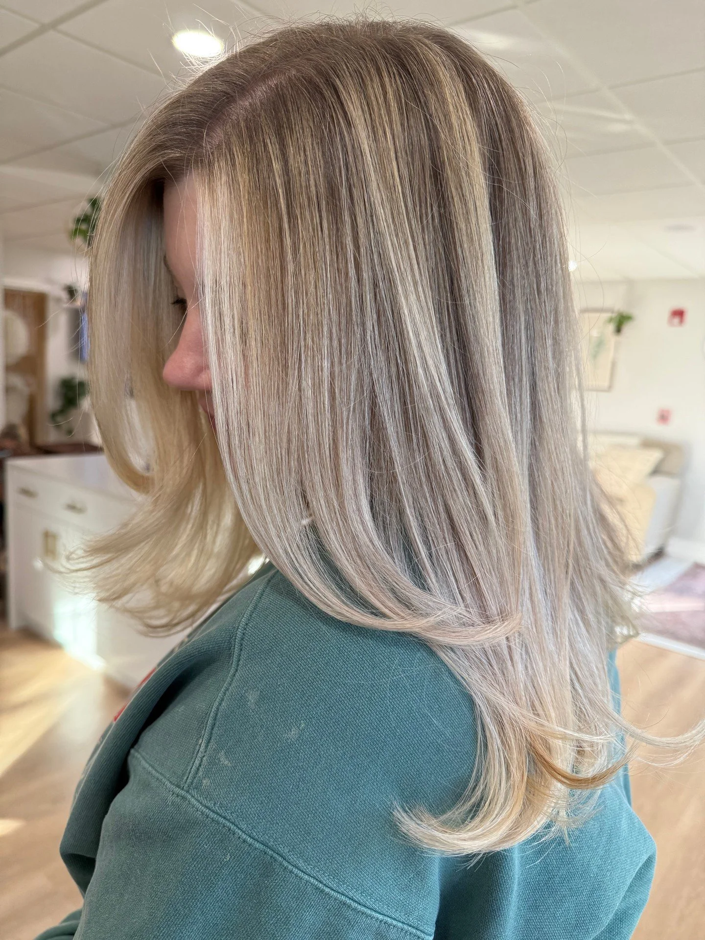 Blonde, but make it buttery, blended, and beautifully lived in 💛 By @hairxzoie

Head to the link in our bio to book your appt 💫