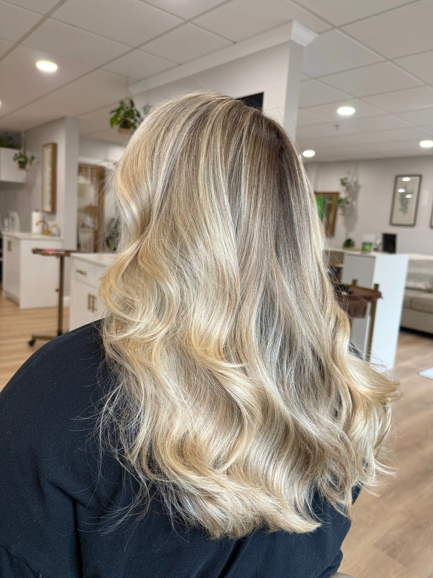 Blonde perfection with a seamless root ✨ Soft, natural, and totally effortless. Hair by @hairxzoie 🪄