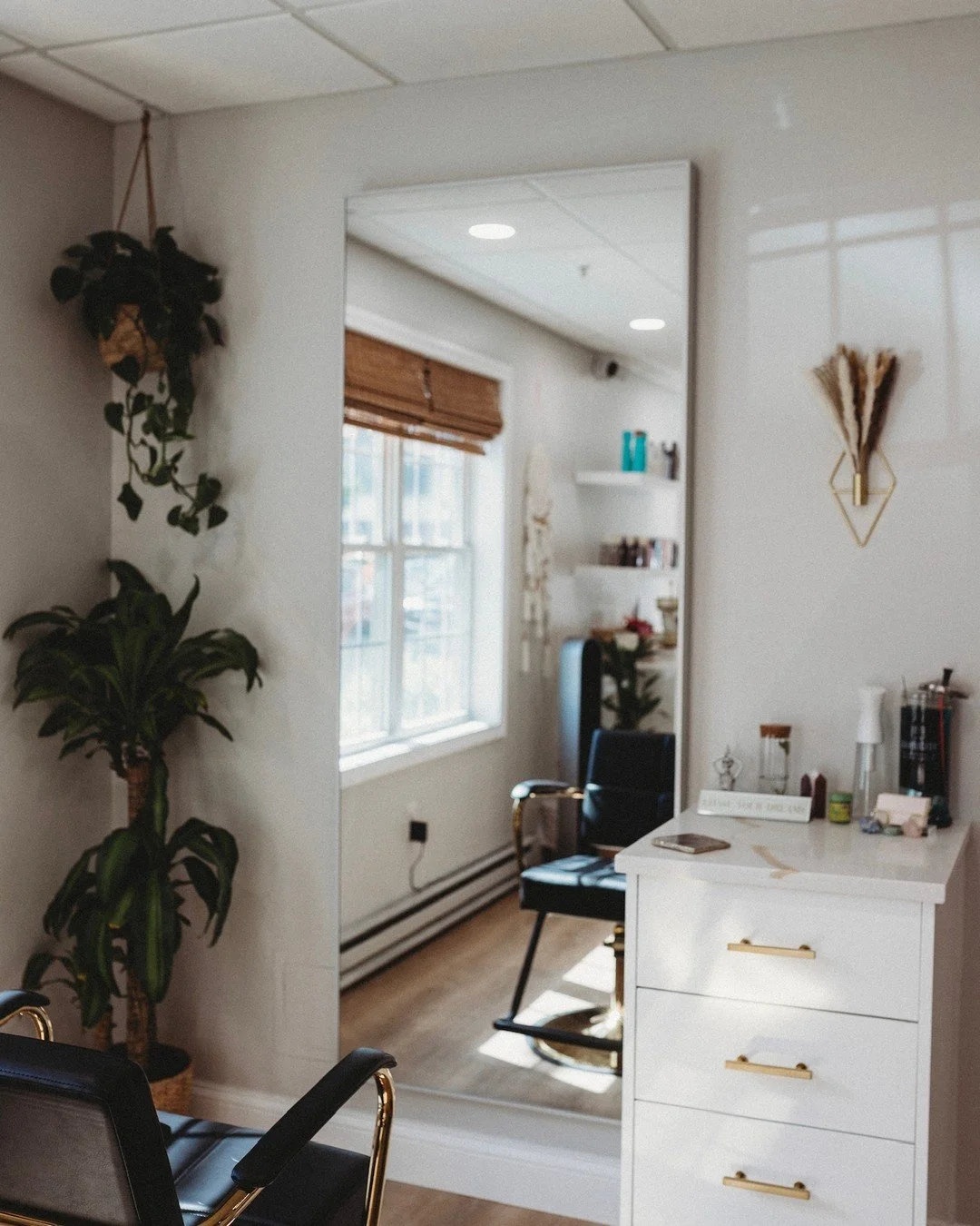 Sit. Relax. Shine. 💫 The perfect seat for a little self-love.

Link in bio for all appts 💖