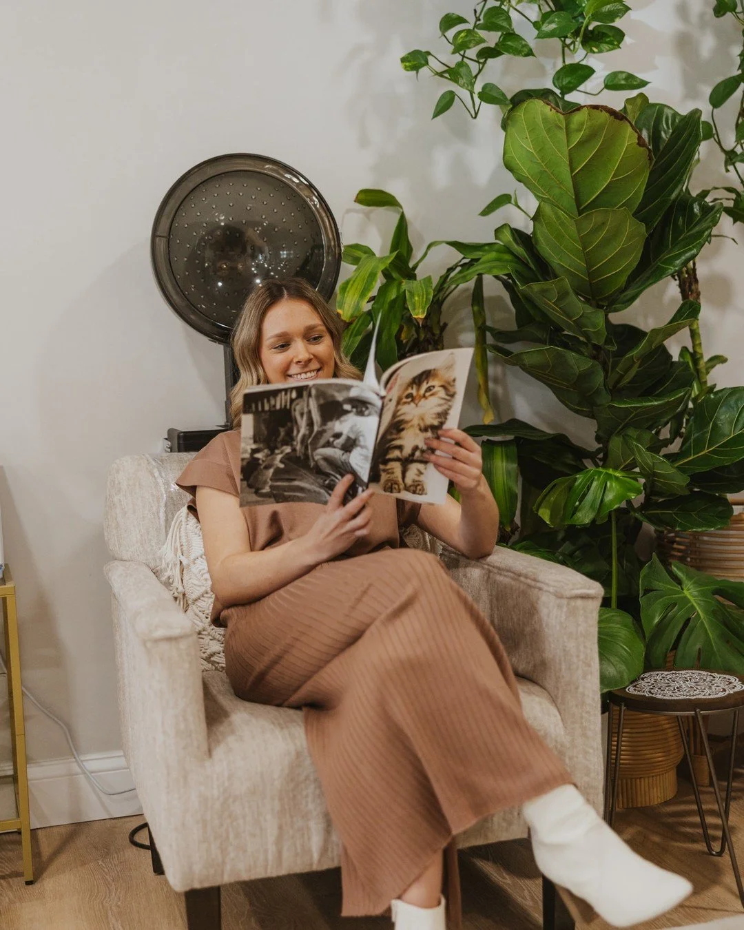 Purr-fect reading material between clients 🐾 because every visit should feel relaxed, cozy, and thoughtfully timed. Settle in, enjoy the experience, and book your next appointment with us 🤍