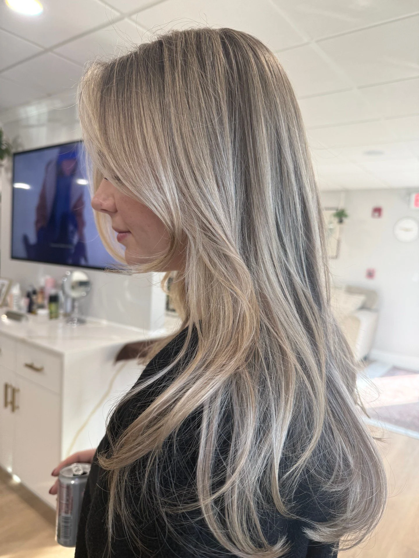 The most beautiful lived-in blonde by @hairxzoie ✨
Soft dimension, seamless blends, and a blonde that grows out effortlessly. The kind of color that looks just as good weeks from now as it does today 💫