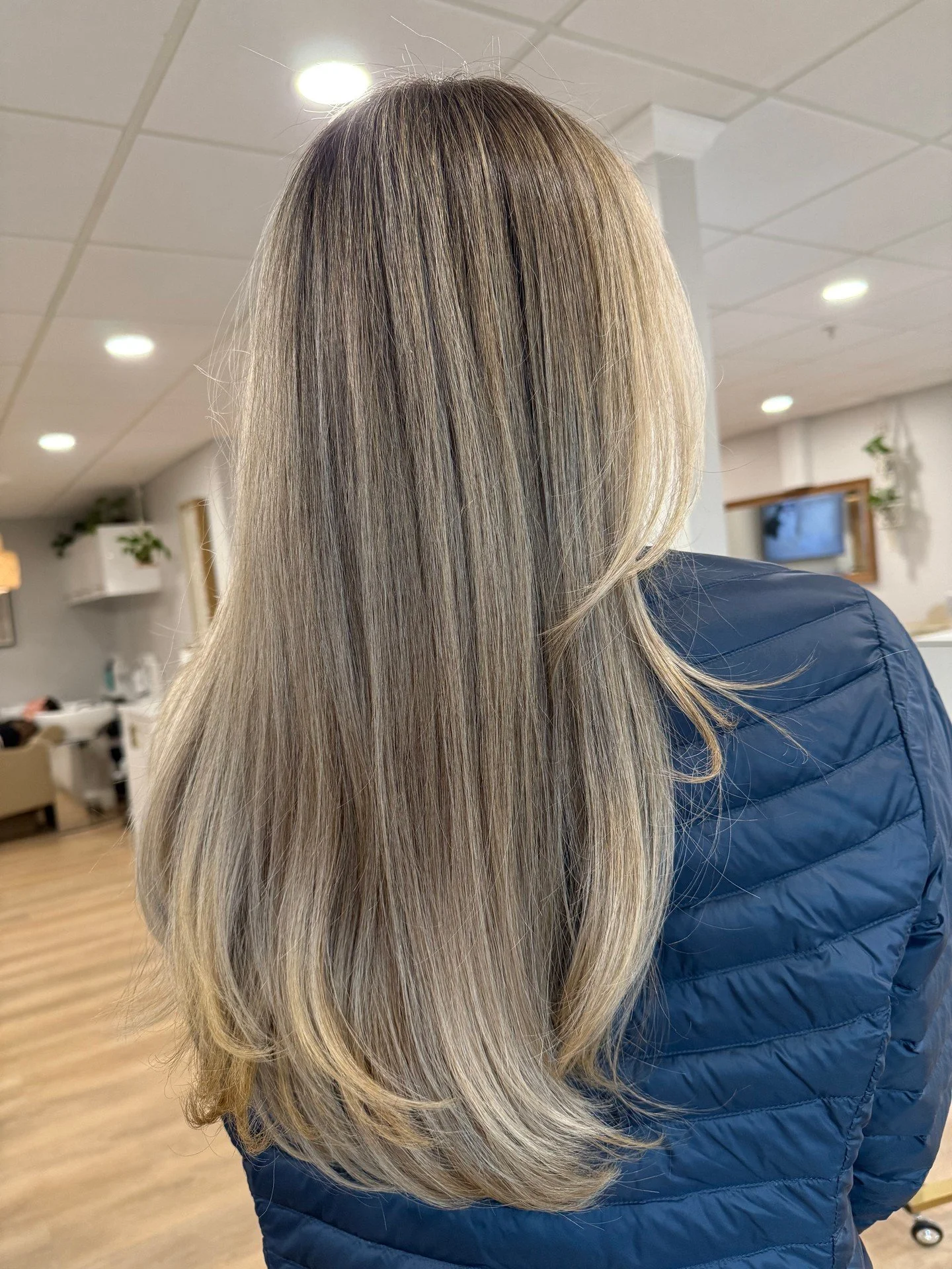 Seamless blonde with the smoothest blend and endless shine ✨ by @blondedbyzo

Tap the link in our bio to book ✨