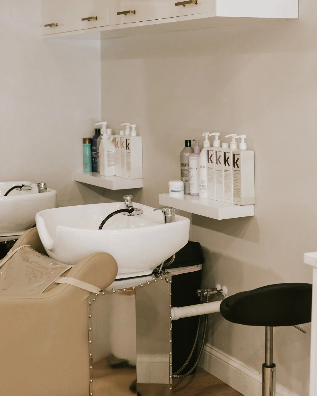 A little scalp massage goes a long way ✨

Head to the link in our bio to book a refresh!