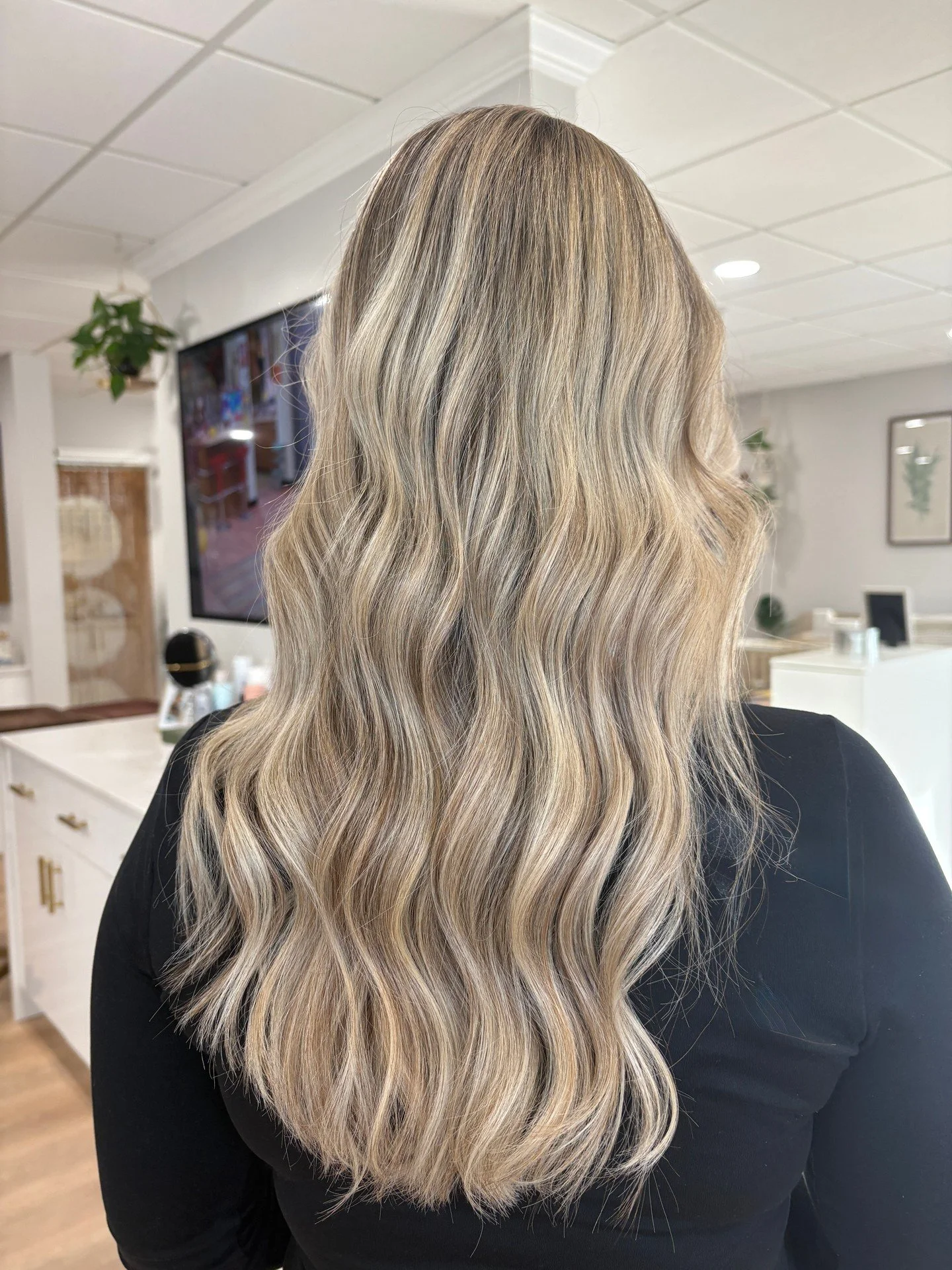 That low-maintenance, high-impact blonde 🤩
by @stylesbysarahf