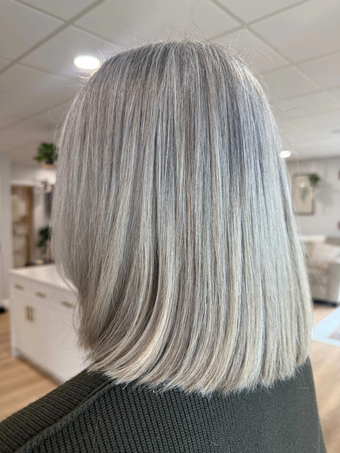 Icy blonde with a silver edge 🩶