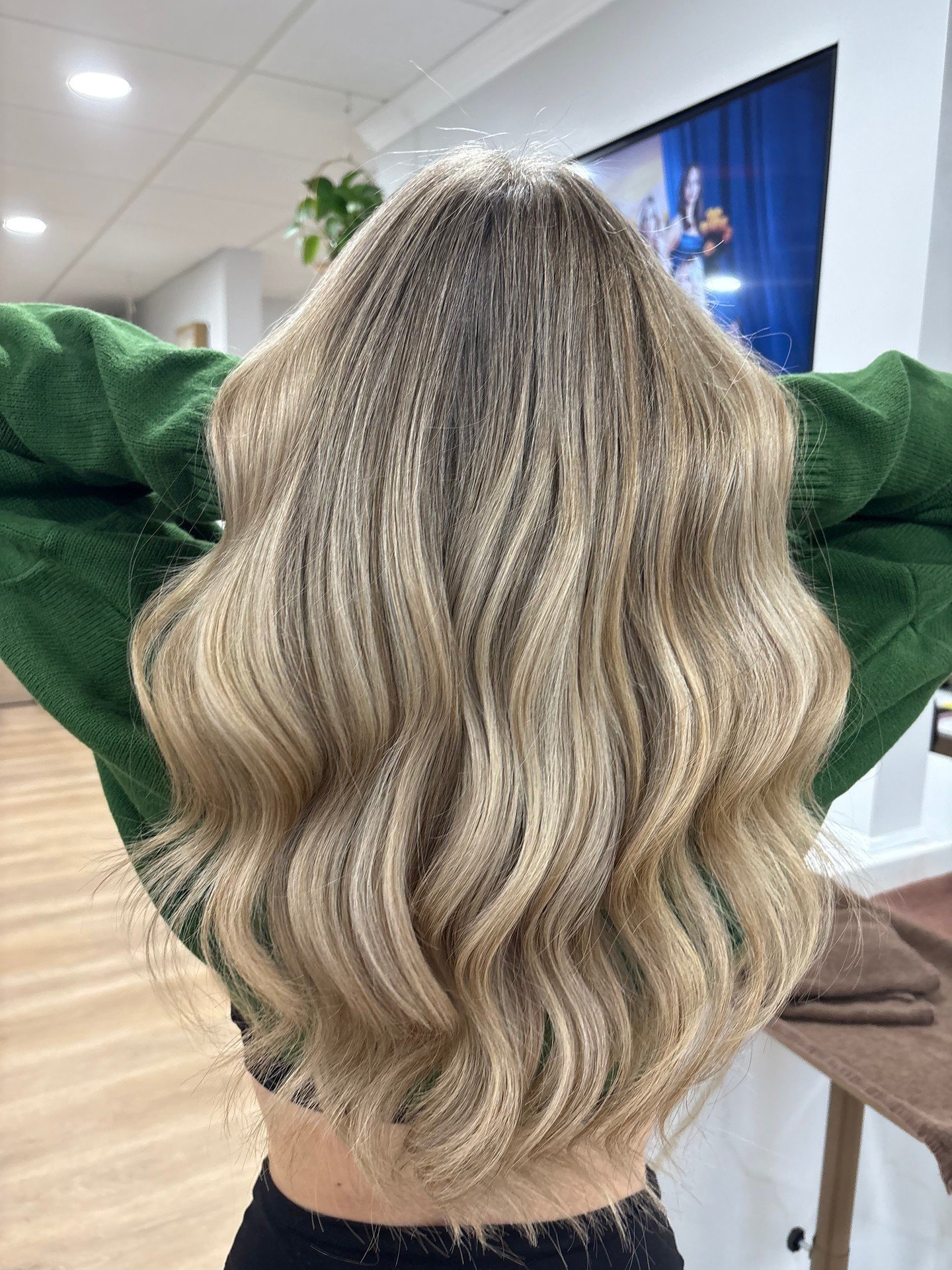 Soft, seamless, and seriously stunning lived-in blonde by @blondedbyzo. Book your dream hair today ✨ link in bio
