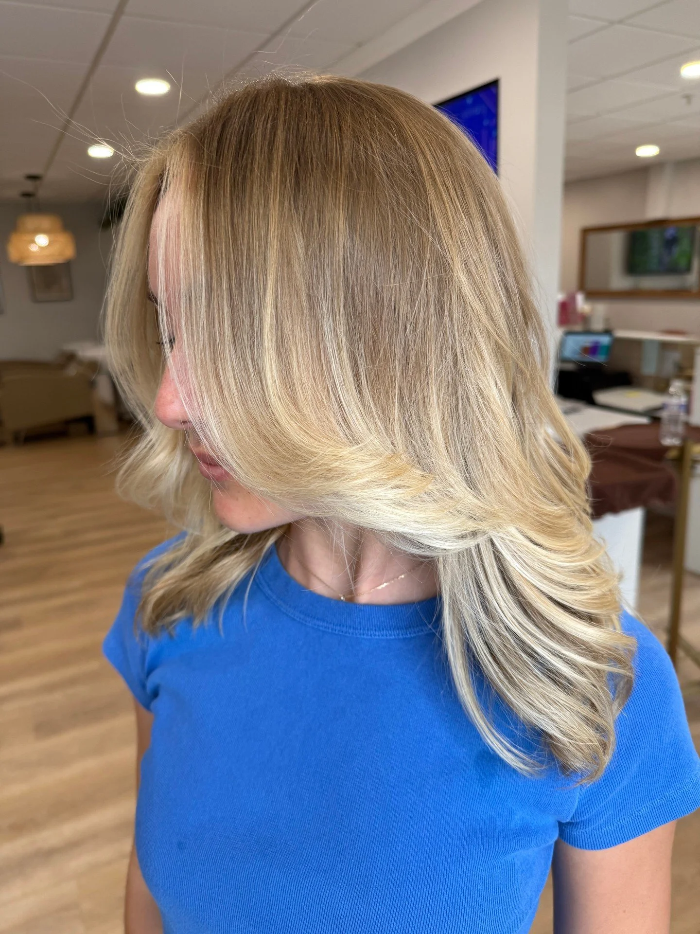 Big energy in a short blonde moment by @stylesbysarahf 🤍