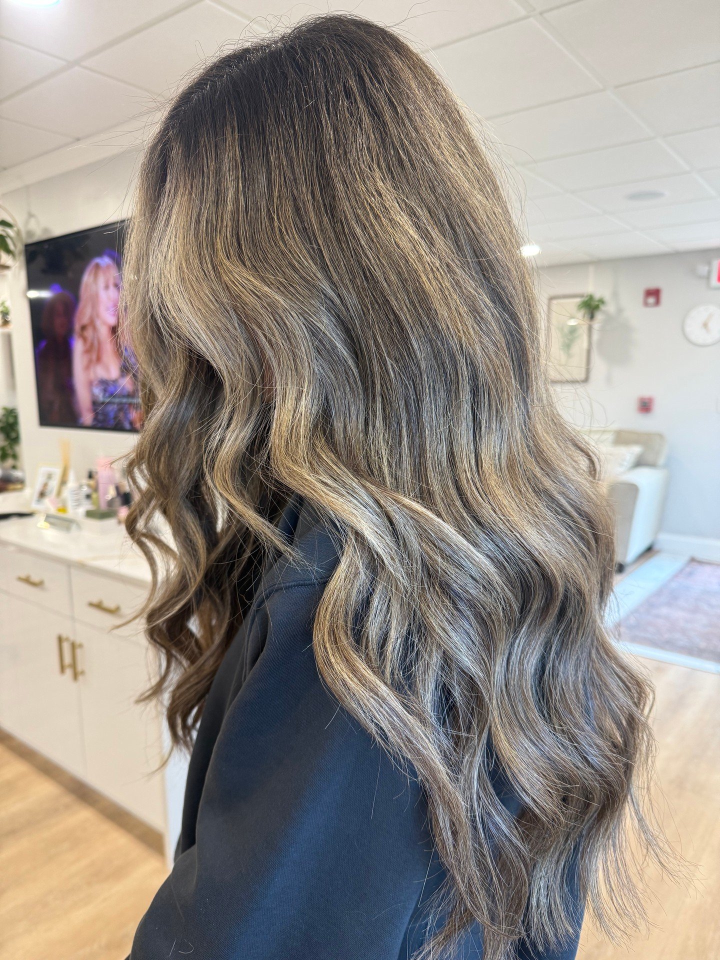 Sun-kissed, softly blended, and made to grow out beautifully 🤎✨

B r o n d e  done right by @hairxzoie