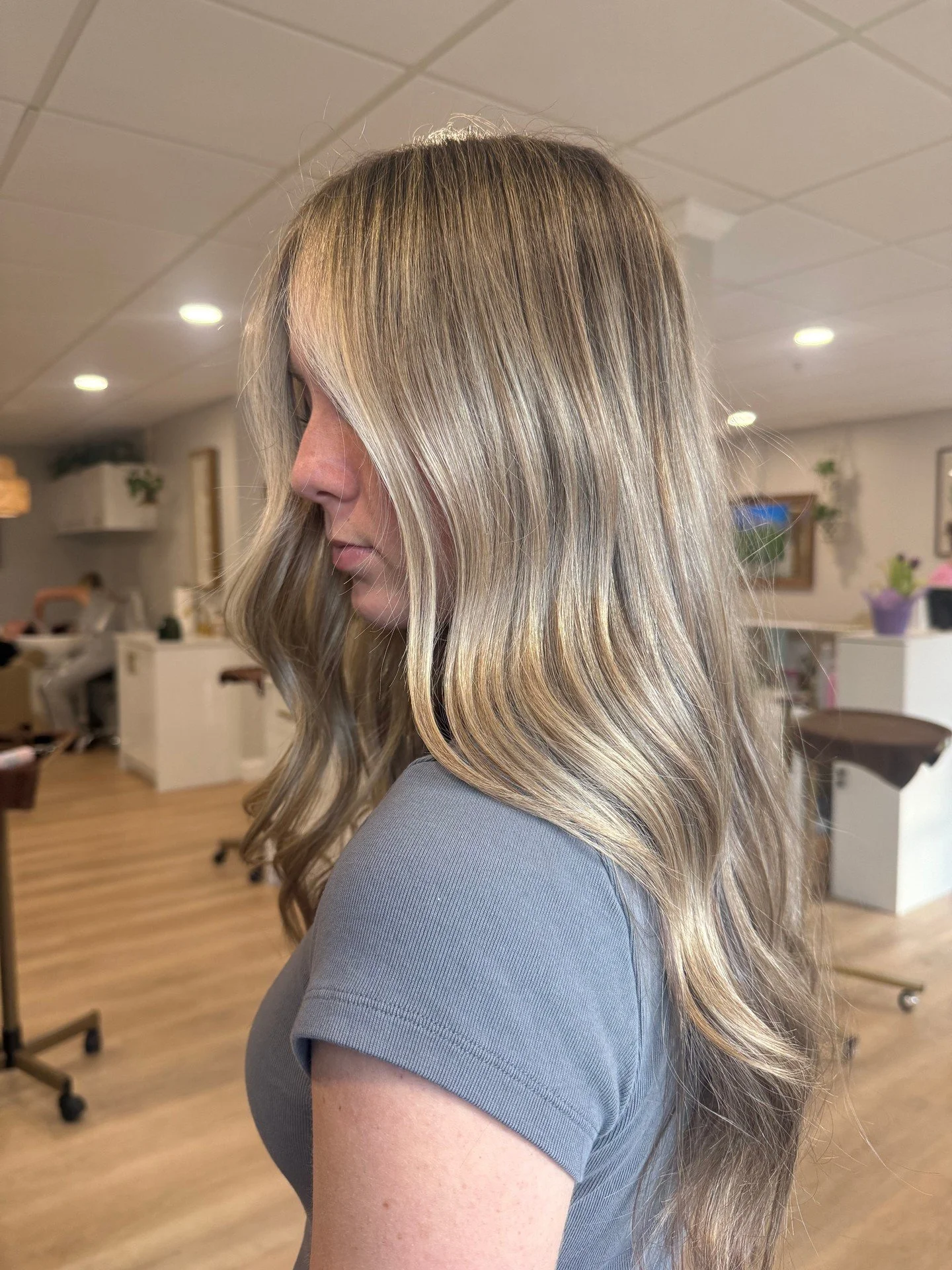 Lived-in bronde, but make it effortless ✨

Soft dimension, seamless blend, and that perfectly undone finish that only gets better with time.

Created by @hairxzoie 🤍